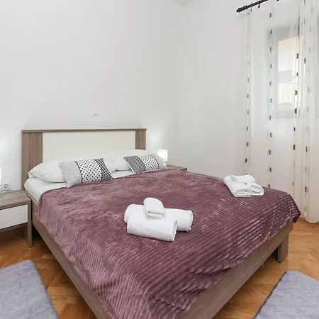 Sunny Elegant In Apartment