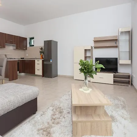 Sunny Elegant In Apartment *